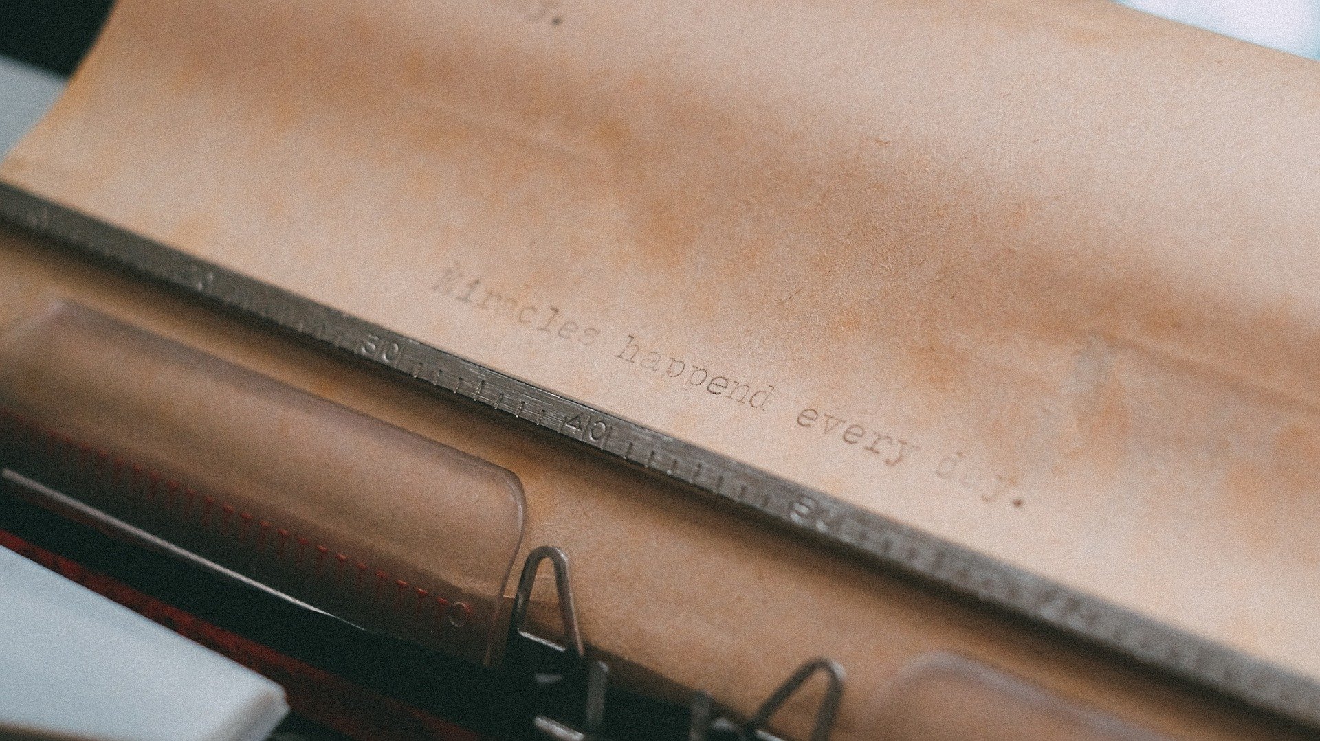 Schreibmaschine mit Wunder-Text