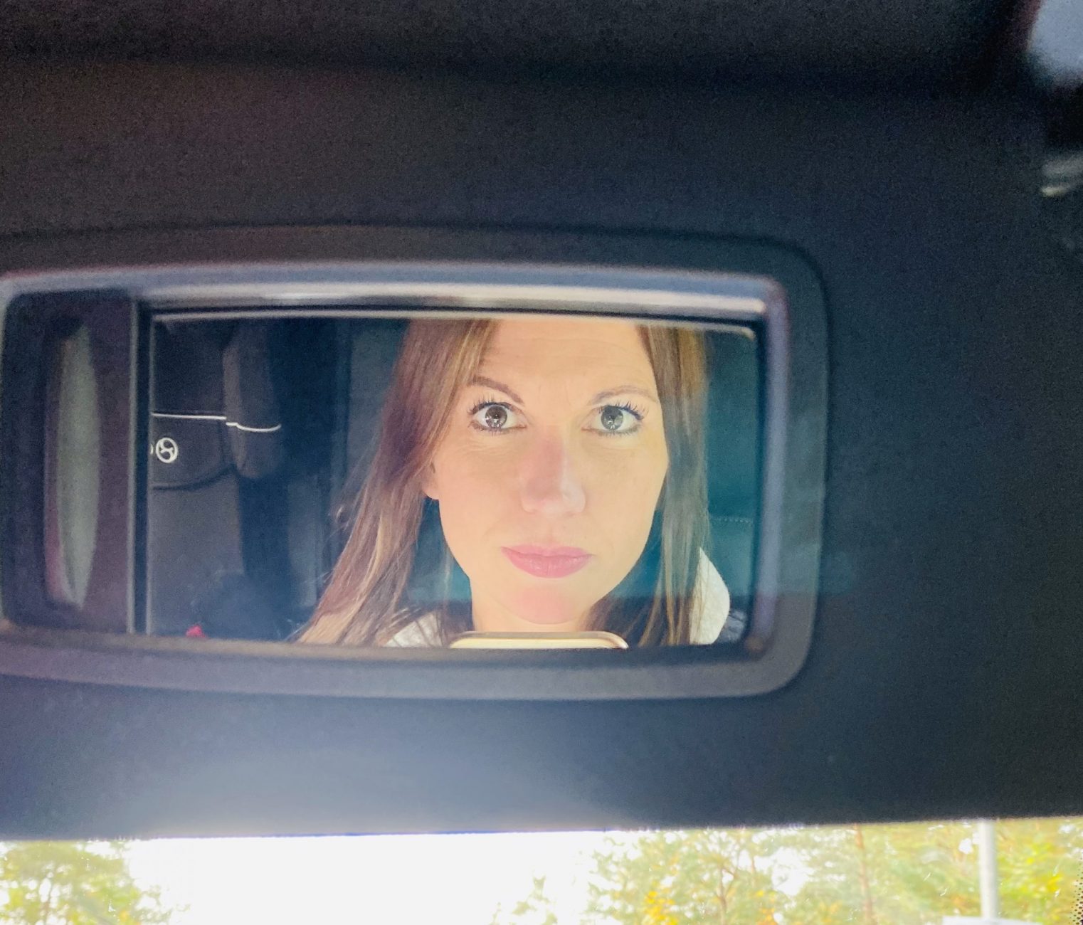 Claudia im Autospiegel